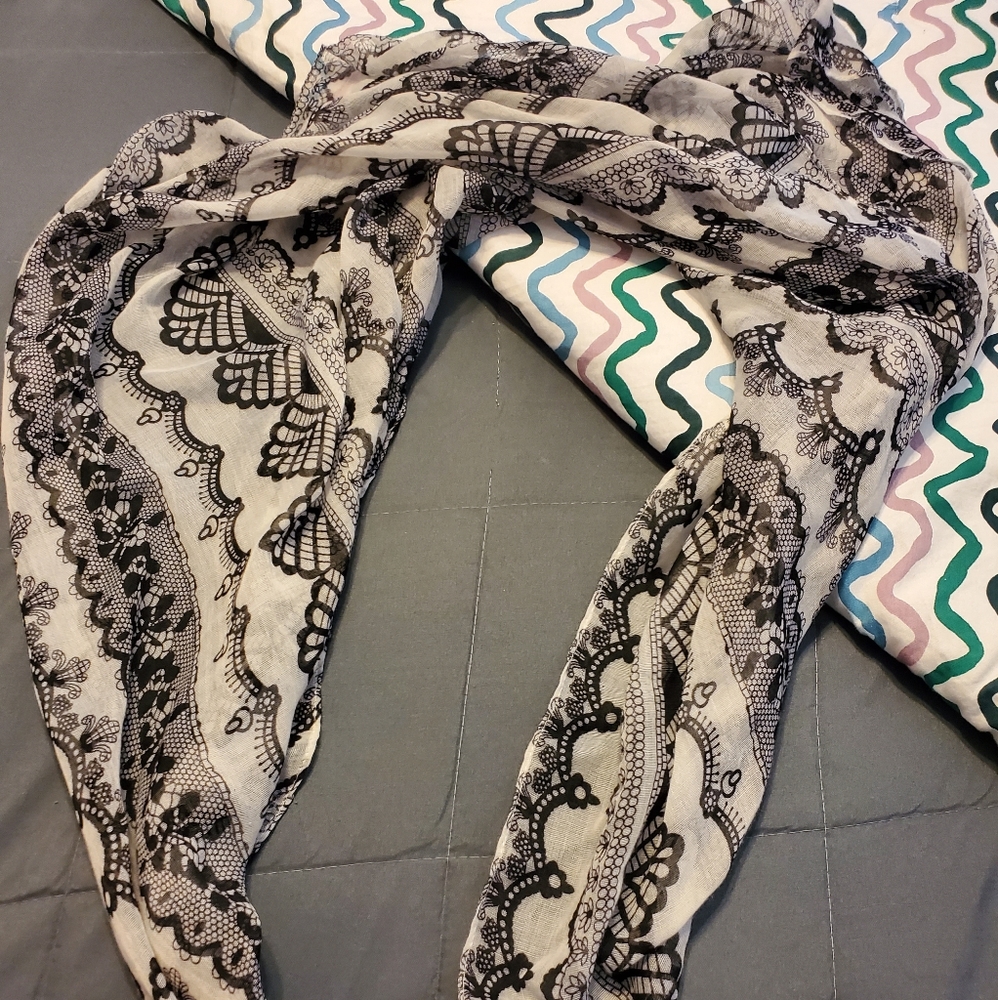 Black and White Lace Print Scarf.
